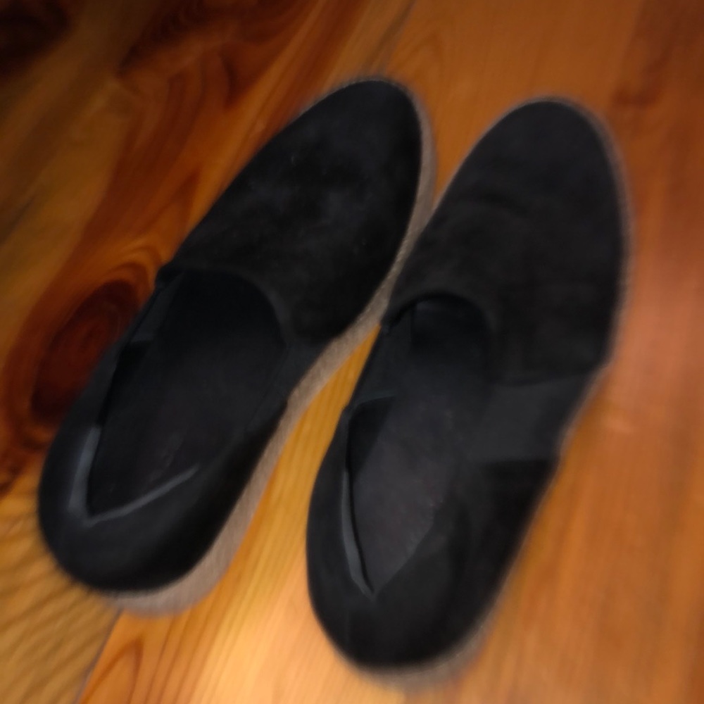 Black suede Vince shoes fits a 9 and 9.5